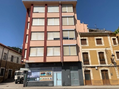 Venta Piso Cervera de Pisuerga. Piso de tres habitaciones en Cl San Roque 1. Buen estado cuarta planta