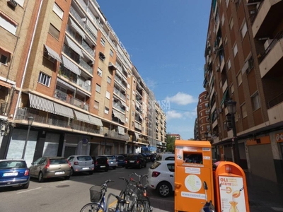 Venta Piso València. Piso de cuatro habitaciones A reformar entreplanta con balcón