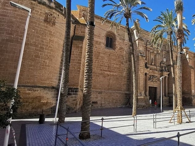 Alquiler de piso en Centro - Almería de 1 habitación con muebles y balcón