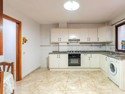 Apartamento en venta. Espacioso piso en el centro de Adeje Casco. Muy céntrico, cerca de todos los servicios. Dos patios. Parking + trastero.