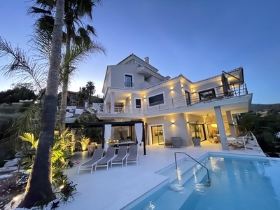 Casa Aislada en venta. Exclusiva Villa ubicada en una parcela de 1.335m² en primera línea del campo de Golf Santa María en Elviria-Marbella.