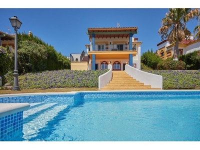 Chalet en preciosa parcela con piscina, magníficamente situado en zona Martin Miguel .