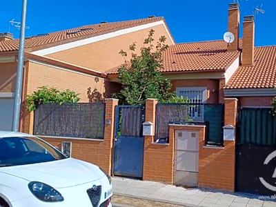 Chalet independiente con terreno en venta en la Calle Juana I de Castilla' Nambroca