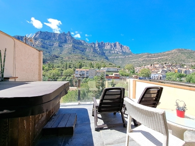 Dúplex en venta. Dúplex de 3 hab. con licencia turística, reforma de calidad, terraza soleada con vistas espectaculares a la montaña de Montserrat.