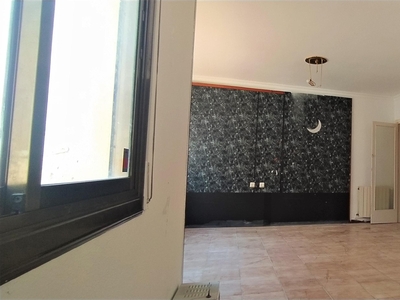 Piso en venta. Piso de tres habitaciones, ahora dos, semireformado, al lado del Mercat de Rubí, con salón-comedor de 26 m2.