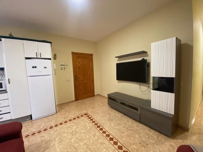 Piso en venta. Se vende piso de 100 mt² construidos, en la zona de Sardina, con tres dormitorios, 1 baño, y salón cocina.