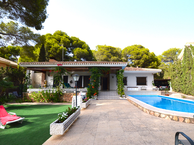 Villa con terreno en venta en la Dehesa de Campoamor