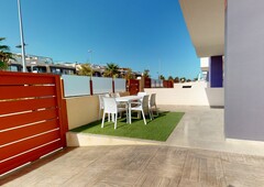 Apartamento nuevo en planta baja de 2 dormitorios con piscina comunitaria en Torre de la Horadada.