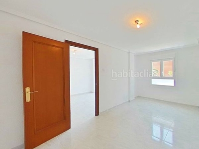 Alquiler piso con 3 habitaciones en Avenida de la Paz Xirivella