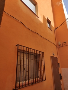 ¿Buscas una vivienda acogedora y conveniente cerca del Hospital Nuestra Señora de la Candelaria? ¡Esta es tu oportunidad! Venta Santa Cruz de Tenerife