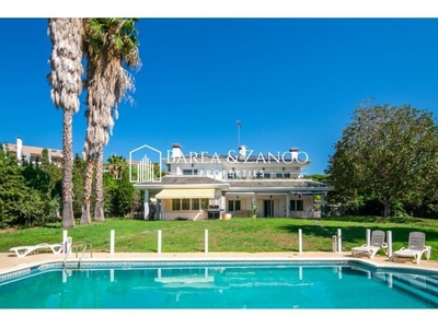 Casa unifamiliar en venta con jardín, piscina y vistas al mar en Sant Pol de Mar