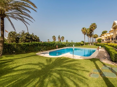 Piso amueblado con ascensor, piscina, calefacción y aire acondicionado en Marbella