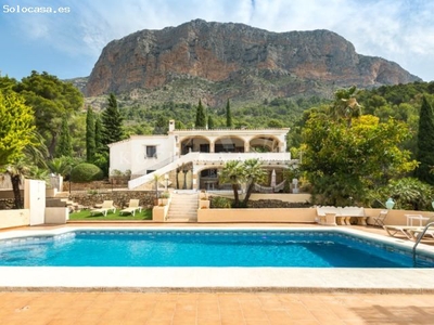 Villa Désirée: Una Joya al Pie del Montgó en Jávea