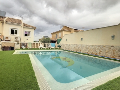 Se vende Chalet Adosado/Pareado con piscina privada en calle Irlanda, Malaga, Intelhorce Venta Cruz de Humilladero