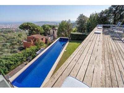 Espectacular casa unifamiliar de diseño con impresionantes vistas a Barcelona y una soleada terraza