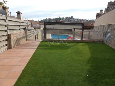 Casa adosada con 4 habitaciones con parking, calefacción y vistas a la montaña en Vallirana