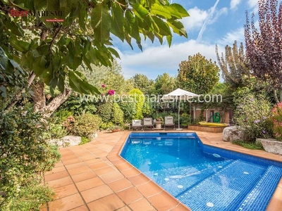 Casa adosada fantástica esquinera con piscina privada en Cabrils