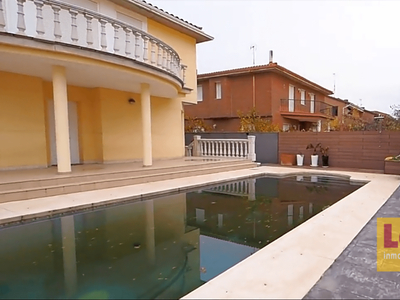 Chalet de 4 dormitorios con piscina en Valladolid