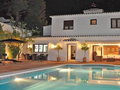 Villa con piscina climatizada, salón, directo en Marbella centro,Wifi.