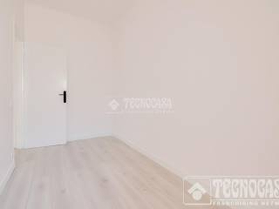 Piso de tres habitaciones 67 m², Sant Andreu, Barcelona