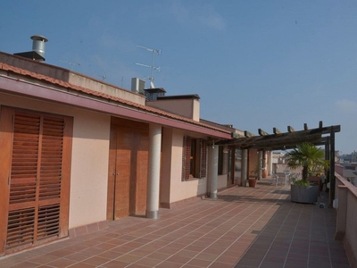 Alquiler de ático en calle Pi I Margall de 5 habitaciones con terraza y garaje