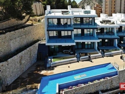 Alquiler de piso en calle Luarca de 3 habitaciones con terraza y piscina
