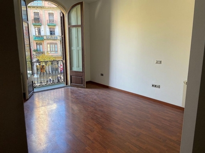 Piso en alquiler en Centre - Girona de 2 habitaciones con balcón y calefacción