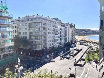 Piso en alquiler en Centro - San Sebastián-Donostia de 2 habitaciones con terraza y calefacción