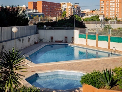 Piso en venta en Alipark de 4 habitaciones con terraza y piscina