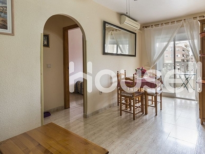 Venta de piso en calle Cartagena de 2 habitaciones con terraza y muebles