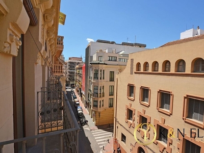 Venta de piso en Centro - Alicante de 2 habitaciones con balcón y aire acondicionado