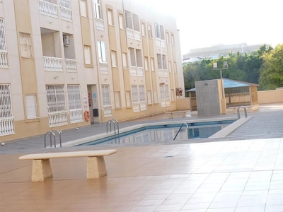 Venta de piso en Centro - Torrevieja de 2 habitaciones con piscina