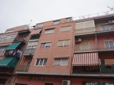 Venta de piso en Florida Baja de 4 habitaciones con balcón