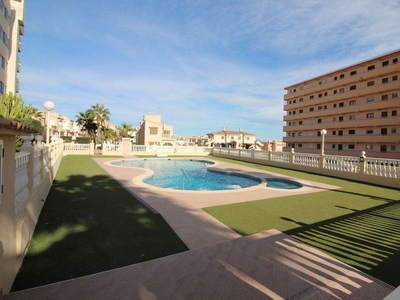 Piso en venta en Nueva Torrevieja - Aguas Nuevas de 3 habitaciones con terraza y piscina
