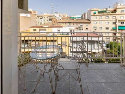 Venta Piso Granada. Piso de tres habitaciones en Alhamar. Quinta planta con terraza