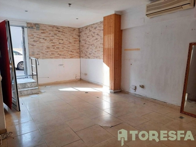 Venta Piso Les Franqueses del Vallès. Piso de tres habitaciones en Calle Alzina. A reformar