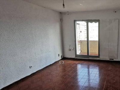 Venta Piso Sabadell. Piso de tres habitaciones en Calle Aprestadors. A reformar octava planta con terraza