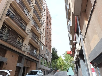 Venta Piso Salamanca. Piso de tres habitaciones en Calle CUESTA DE LA RAQUETA. A reformar segunda planta con balcón
