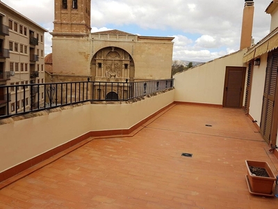 Alquiler de ático en Almansa de 4 habitaciones con terraza y muebles