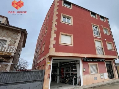 Alquiler de piso en Cantalejo de 3 habitaciones con terraza y piscina