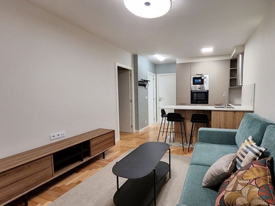 Alquiler de piso en Praza España - Casablanca de 2 habitaciones con garaje y muebles