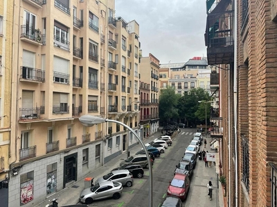 Piso en alquiler en calle De Espronceda de 2 habitaciones con muebles y balcón