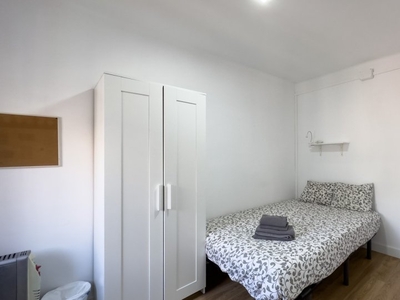 Se alquila habitación en apartamento de 3 dormitorios en Barcelona