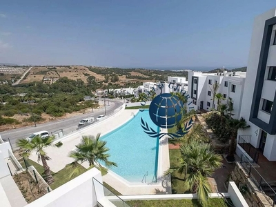 Venta de piso en Estepona Oeste - Valle Romano - Bahía Dorada de 3 habitaciones con terraza y piscina