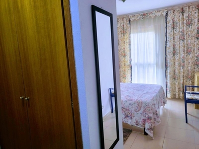 Alquilo dormitorio en Reus Centre