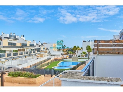 Bonito apartamento en urbanización con 3 dormitorios, 2 baños y terraza