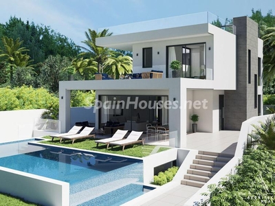 Villa en venta en Playa Bajadilla-Puertos, Marbella