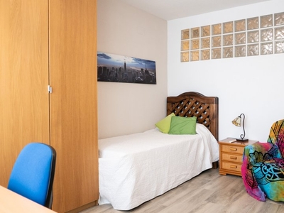 Acogedora habitación en apartamento de 5 dormitorios en Moratalaz, Madrid