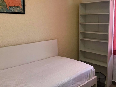 Acogedora habitación en apartamento de 5 dormitorios en Moratalaz, Madrid