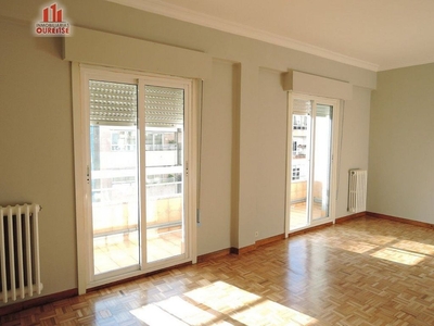 Alquiler de piso en Centro - Ourense de 4 habitaciones con balcón y calefacción